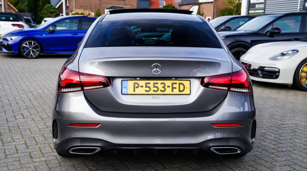 180 Premium Plus | Stoelverwarming | Panorama dak | Achteruitrijcamera | Digitaal dashboard