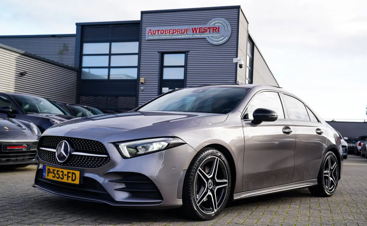 180 Premium Plus | Stoelverwarming | Panorama dak | Achteruitrijcamera | Digitaal dashboard