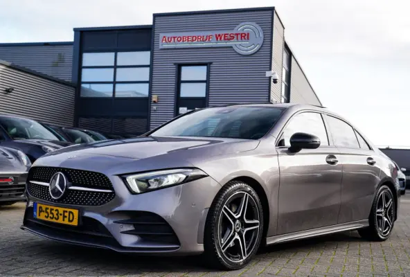 180 Premium Plus | Stoelverwarming | Panorama dak | Achteruitrijcamera | Digitaal dashboard