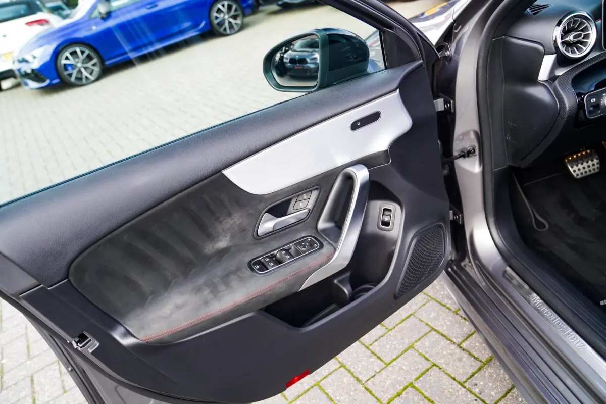180 Premium Plus | Stoelverwarming | Panorama dak | Achteruitrijcamera | Digitaal dashboard