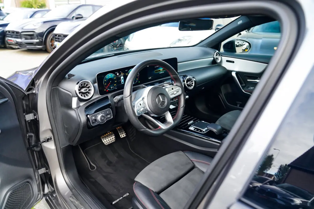 180 Premium Plus | Stoelverwarming | Panorama dak | Achteruitrijcamera | Digitaal dashboard