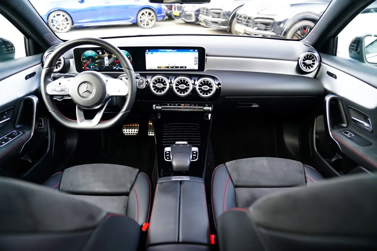 180 Premium Plus | Stoelverwarming | Panorama dak | Achteruitrijcamera | Digitaal dashboard
