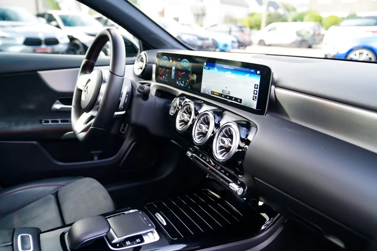 180 Premium Plus | Stoelverwarming | Panorama dak | Achteruitrijcamera | Digitaal dashboard
