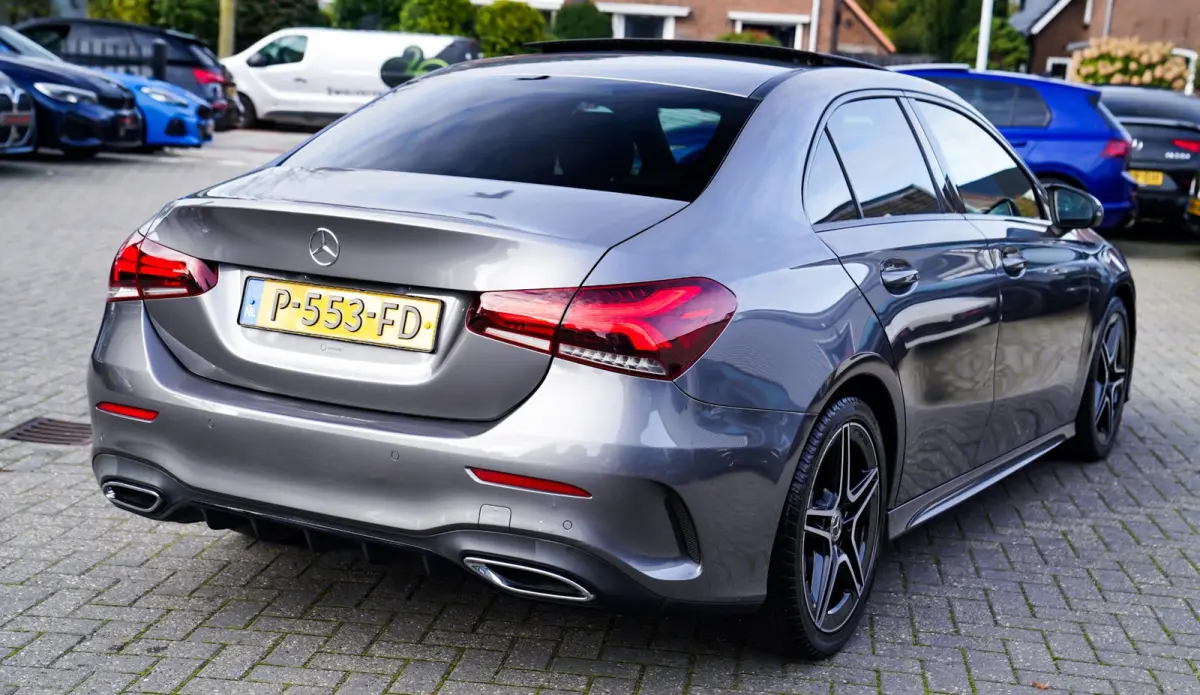 180 Premium Plus | Stoelverwarming | Panorama dak | Achteruitrijcamera | Digitaal dashboard