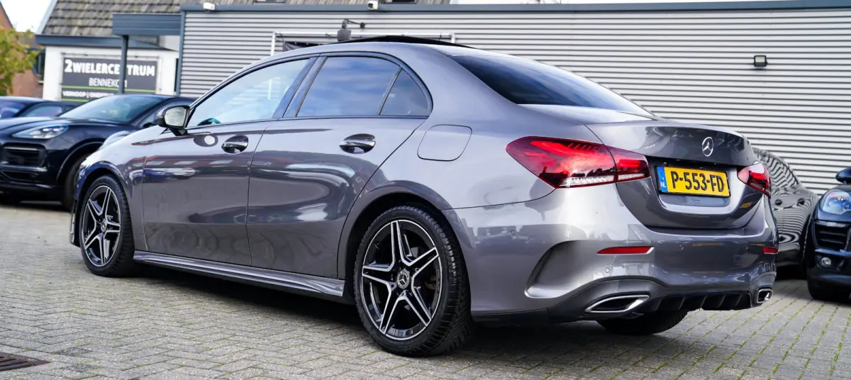 180 Premium Plus | Stoelverwarming | Panorama dak | Achteruitrijcamera | Digitaal dashboard