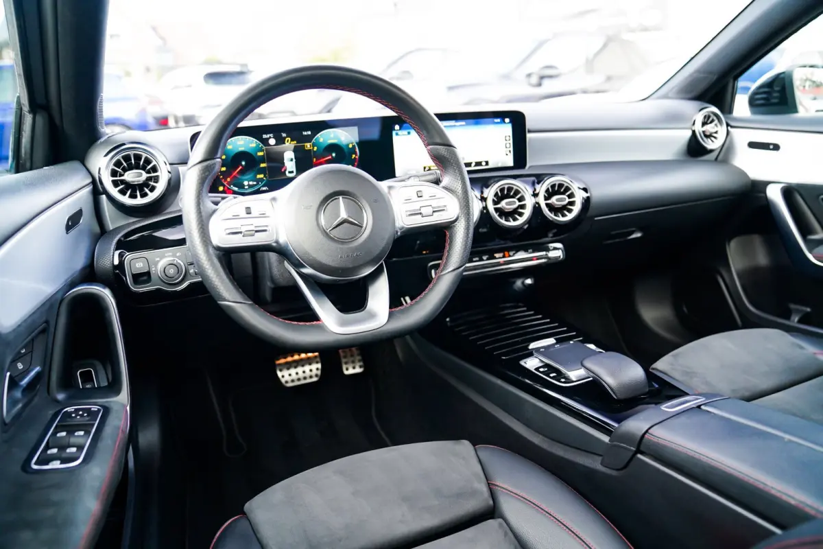 180 Premium Plus | Stoelverwarming | Panorama dak | Achteruitrijcamera | Digitaal dashboard