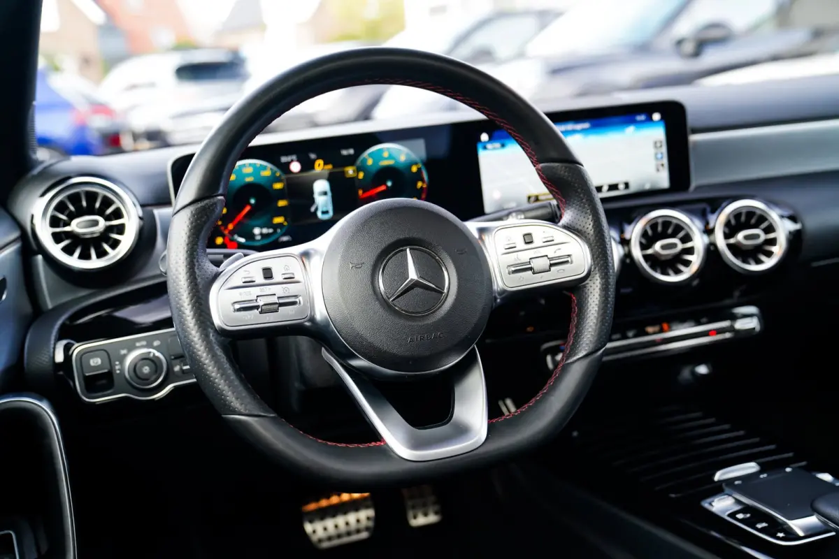 180 Premium Plus | Stoelverwarming | Panorama dak | Achteruitrijcamera | Digitaal dashboard