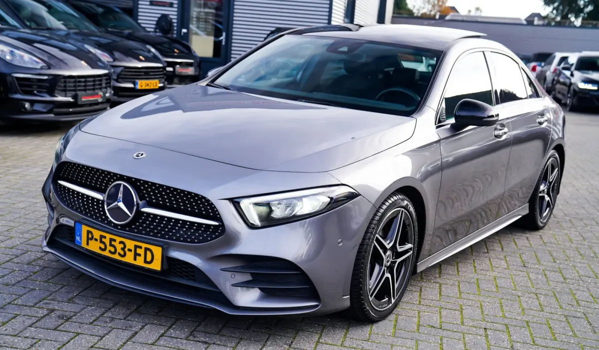 180 Premium Plus | Stoelverwarming | Panorama dak | Achteruitrijcamera | Digitaal dashboard