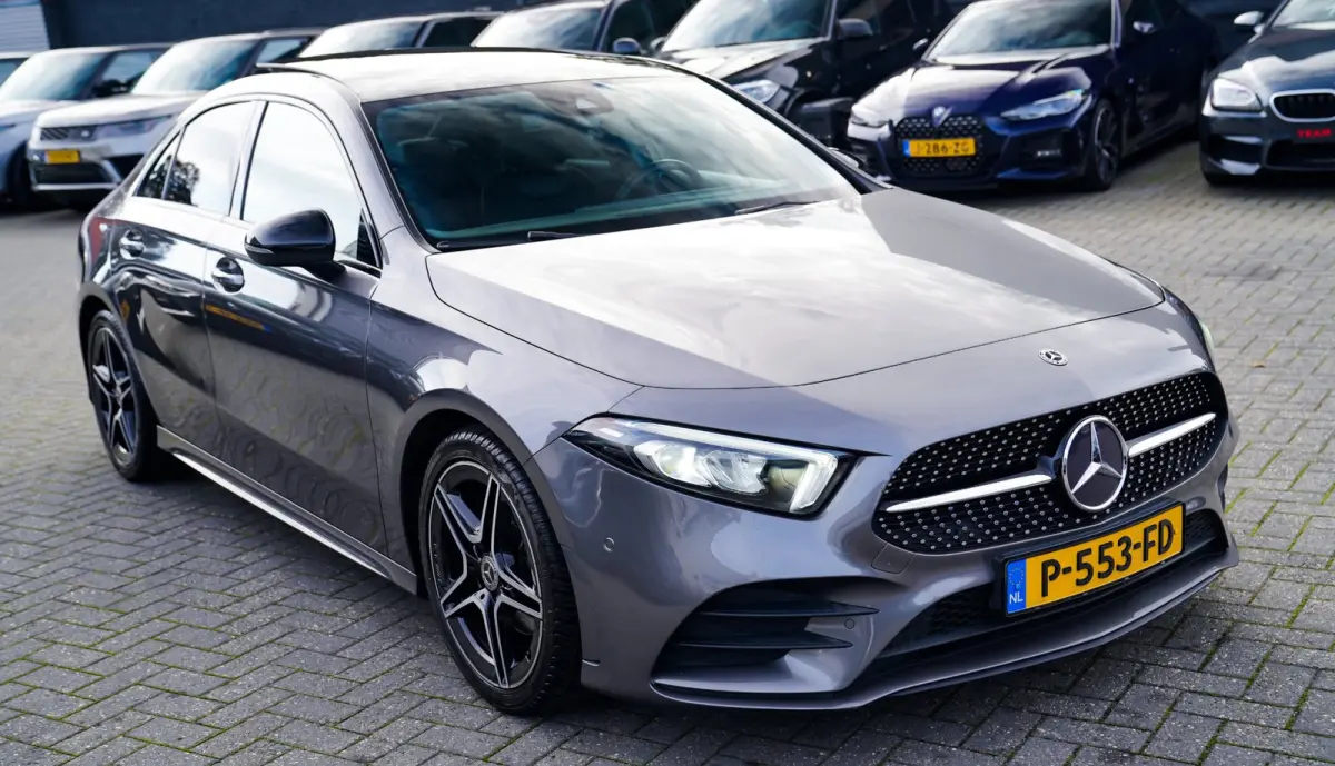 180 Premium Plus | Stoelverwarming | Panorama dak | Achteruitrijcamera | Digitaal dashboard
