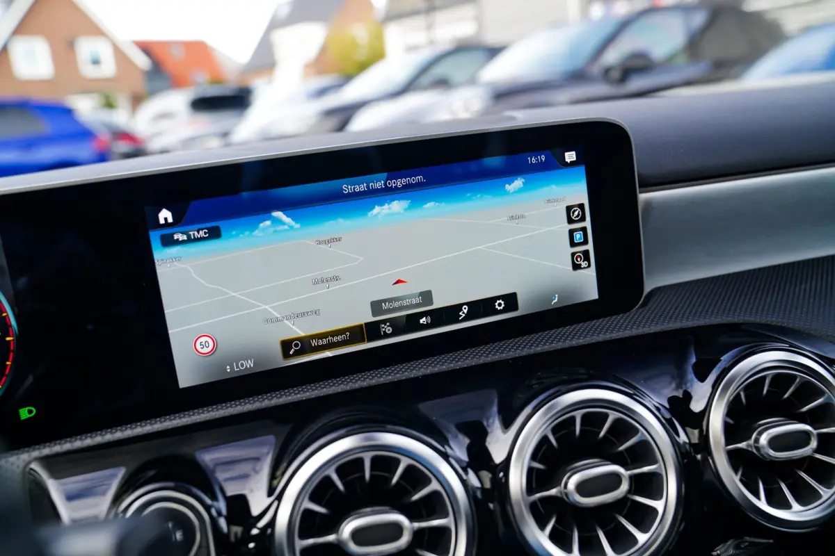 180 Premium Plus | Stoelverwarming | Panorama dak | Achteruitrijcamera | Digitaal dashboard