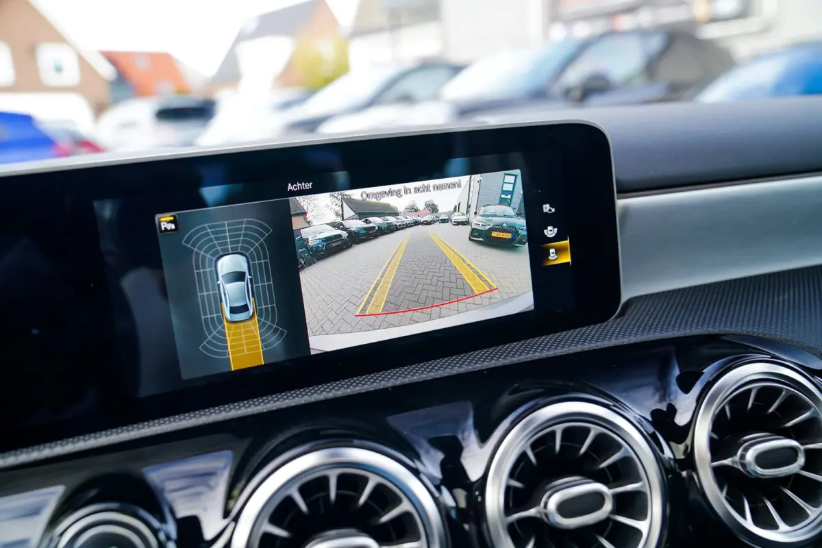 180 Premium Plus | Stoelverwarming | Panorama dak | Achteruitrijcamera | Digitaal dashboard
