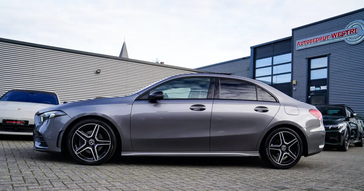180 Premium Plus | Stoelverwarming | Panorama dak | Achteruitrijcamera | Digitaal dashboard