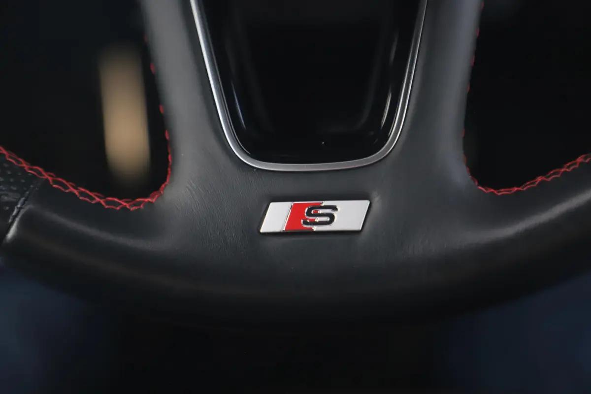 30 TFSI S edition Trekhaak Half Leder Rode Stiksels Navigatie Achteruitrijcamera Stoelverwarming Adaptive Cruise Carplay Android LMV S-Line