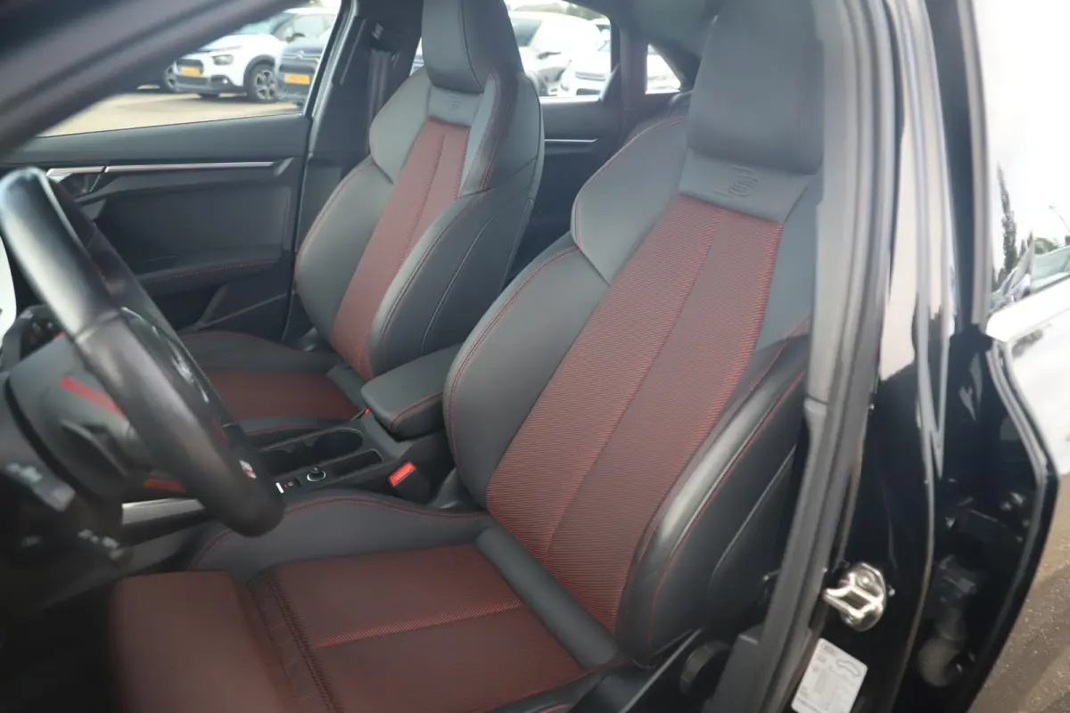 30 TFSI S edition Trekhaak Half Leder Rode Stiksels Navigatie Achteruitrijcamera Stoelverwarming Adaptive Cruise Carplay Android LMV S-Line