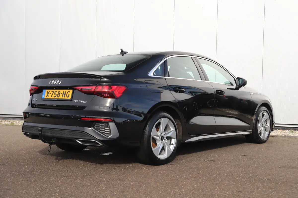 30 TFSI S edition Trekhaak Half Leder Rode Stiksels Navigatie Achteruitrijcamera Stoelverwarming Adaptive Cruise Carplay Android LMV S-Line