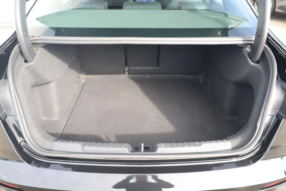 30 TFSI S edition Trekhaak Half Leder Rode Stiksels Navigatie Achteruitrijcamera Stoelverwarming Adaptive Cruise Carplay Android LMV S-Line