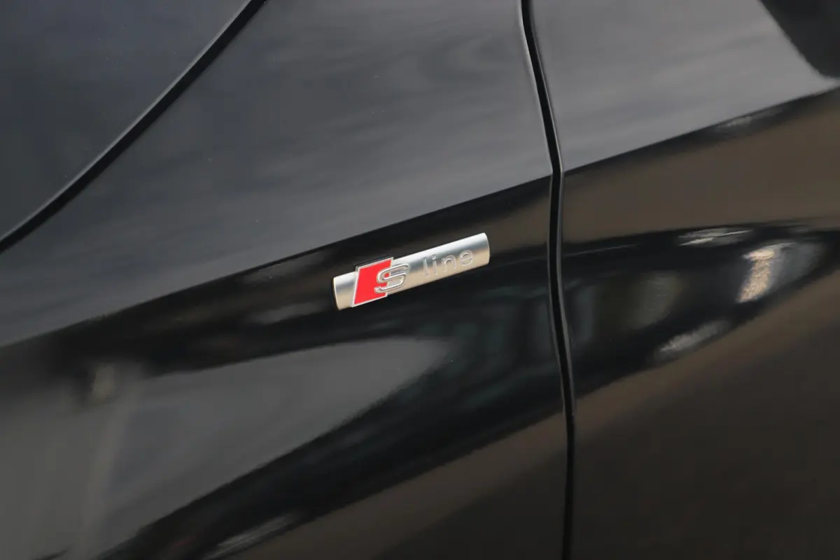 30 TFSI S edition Trekhaak Half Leder Rode Stiksels Navigatie Achteruitrijcamera Stoelverwarming Adaptive Cruise Carplay Android LMV S-Line
