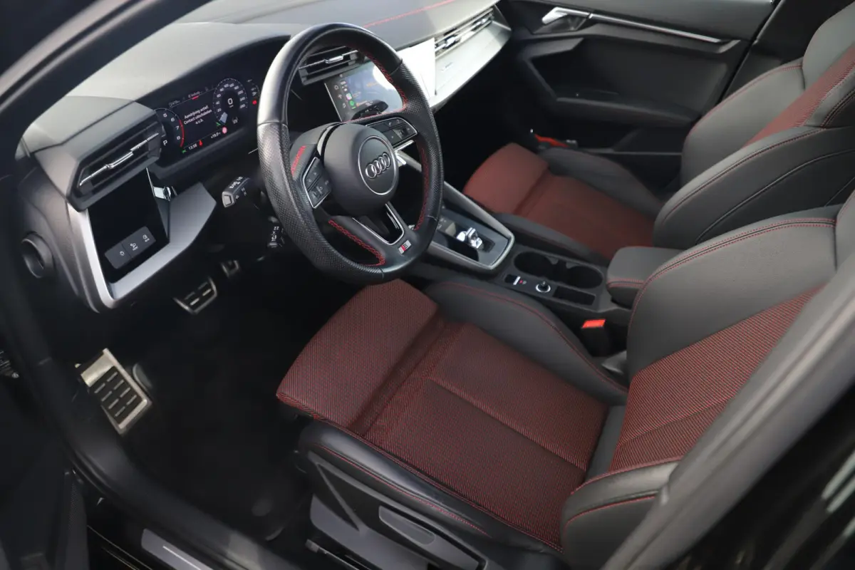 30 TFSI S edition Trekhaak Half Leder Rode Stiksels Navigatie Achteruitrijcamera Stoelverwarming Adaptive Cruise Carplay Android LMV S-Line