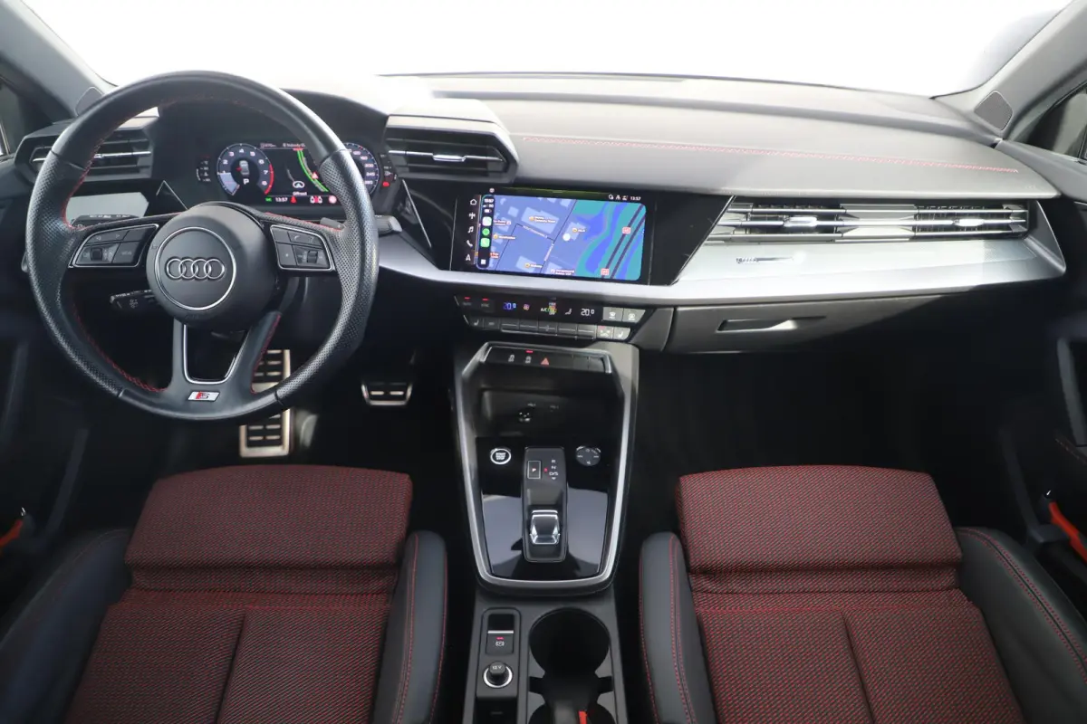30 TFSI S edition Trekhaak Half Leder Rode Stiksels Navigatie Achteruitrijcamera Stoelverwarming Adaptive Cruise Carplay Android LMV S-Line