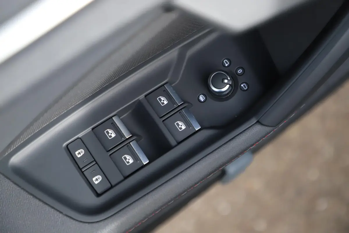 30 TFSI S edition Trekhaak Half Leder Rode Stiksels Navigatie Achteruitrijcamera Stoelverwarming Adaptive Cruise Carplay Android LMV S-Line