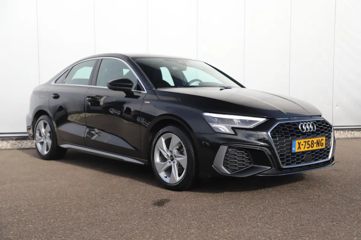 30 TFSI S edition Trekhaak Half Leder Rode Stiksels Navigatie Achteruitrijcamera Stoelverwarming Adaptive Cruise Carplay Android LMV S-Line