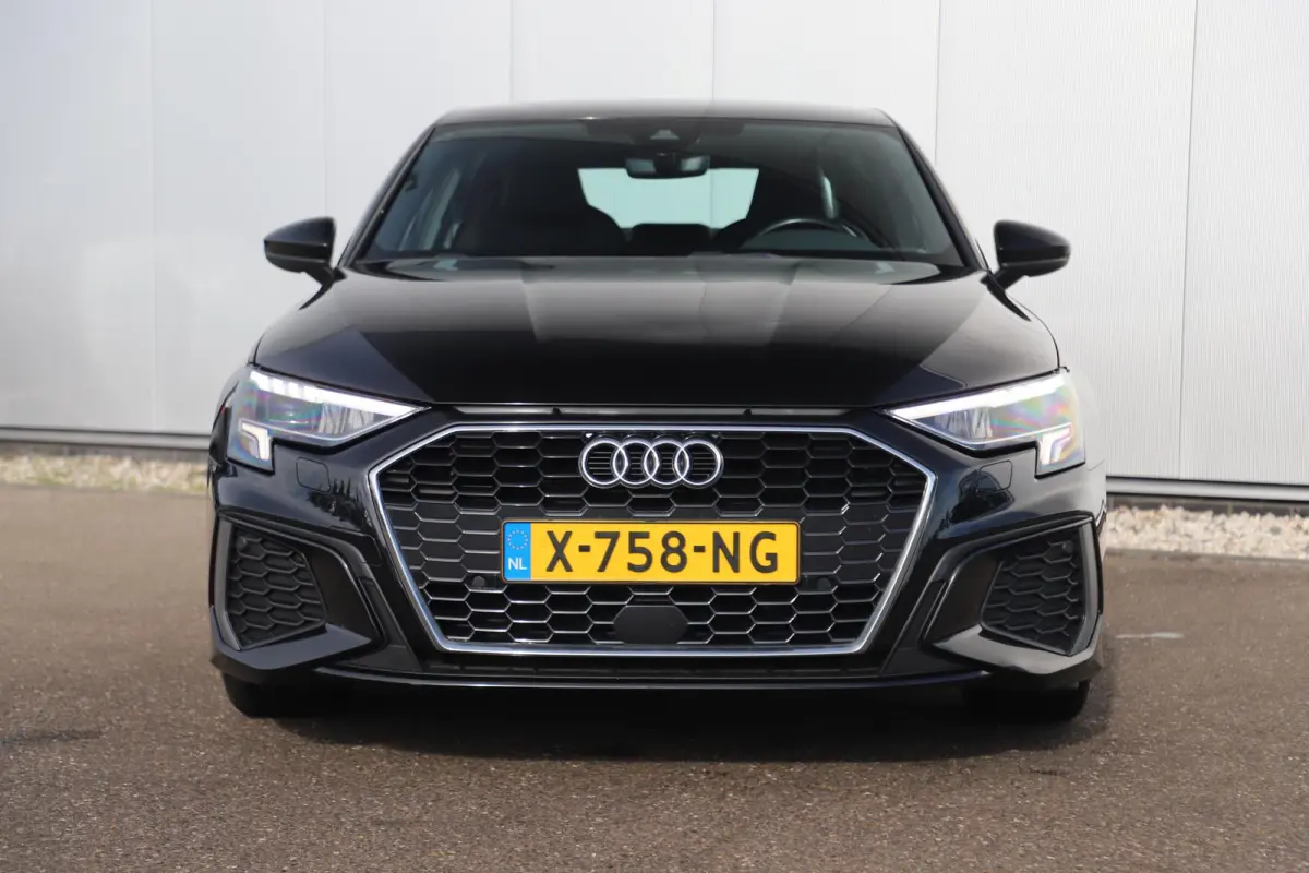 30 TFSI S edition Trekhaak Half Leder Rode Stiksels Navigatie Achteruitrijcamera Stoelverwarming Adaptive Cruise Carplay Android LMV S-Line
