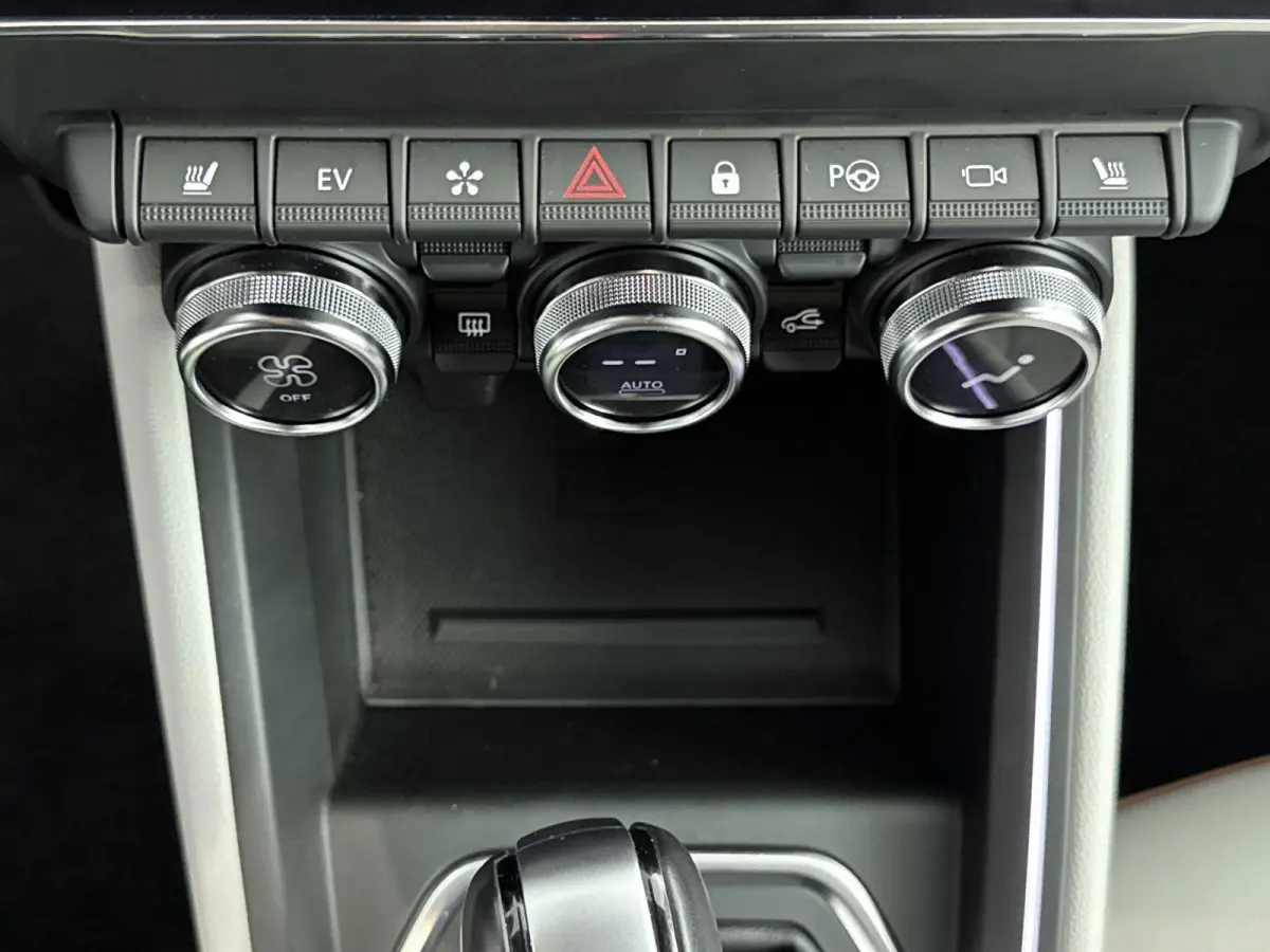 E-Tech Hybrid 140pk Initiale Paris | 360 Camera | CarPlay | Stoel/Stuurverwarming | Dodehoekbewaking