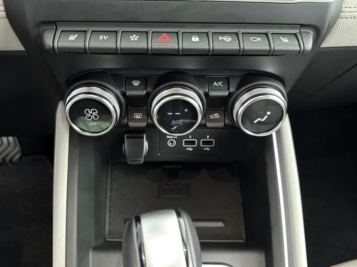 E-Tech Hybrid 140pk Initiale Paris | 360 Camera | CarPlay | Stoel/Stuurverwarming | Dodehoekbewaking