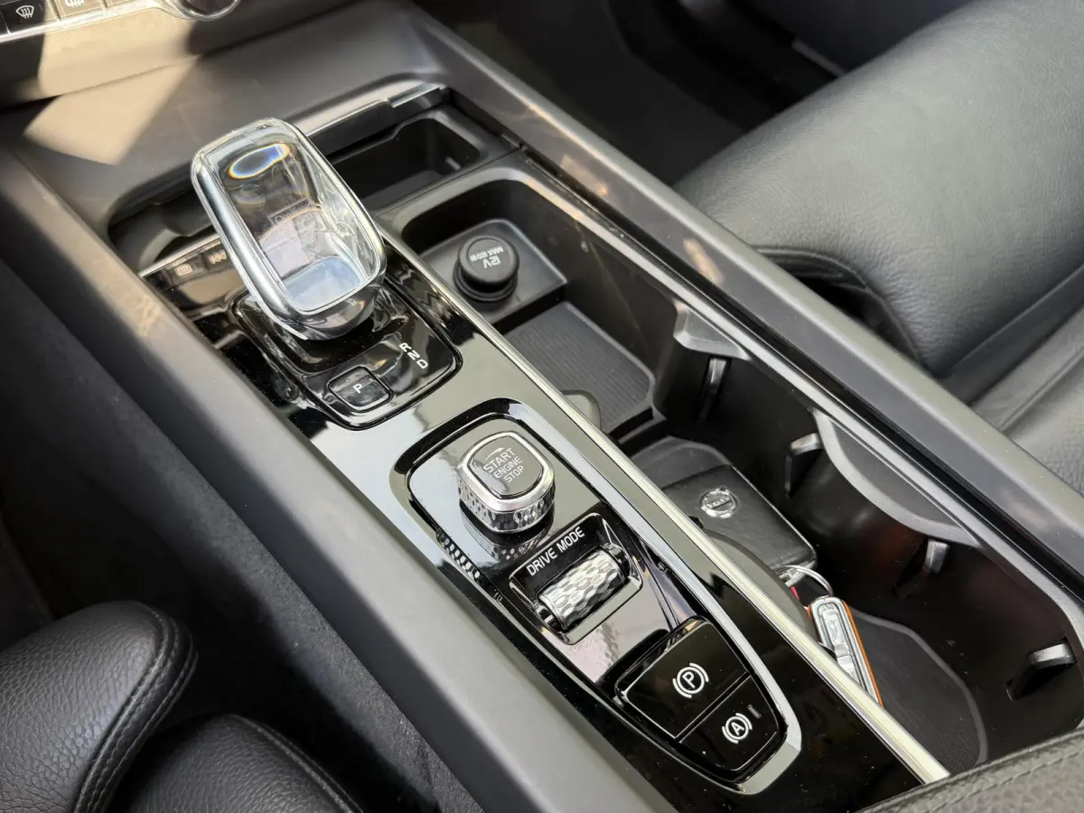 2.0 Recharge T6 AWD Inscription 19"/Panoramadak/Trekhaak/Leder + memory/Adaptieve cruise/Stoel + stuurverwarming/360 camera/Keyless/Dodehoek/Apple Carplay & Android Auto