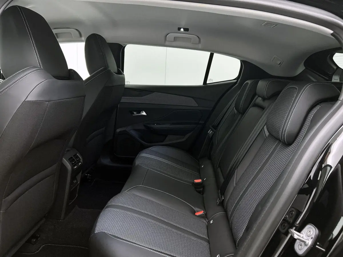 Allure Avantage 1.6 Plug-in HYbrid 225pk Automaat | Navigatie | 360° Camera | Adaptieve Cruise Control | Climate Control | Parkeersensoren | Keyless | Winterpakket | Draadloze Apple Carplay