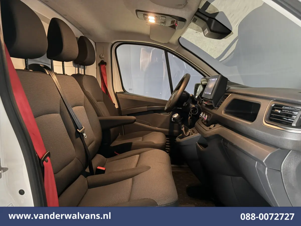 2.0 Blue dCi 130pk L2H1 Euro6 Airco | LED | 2500kg Trekhaak | Cruisecontrol Parkeersensoren, Bijrijdersbank
