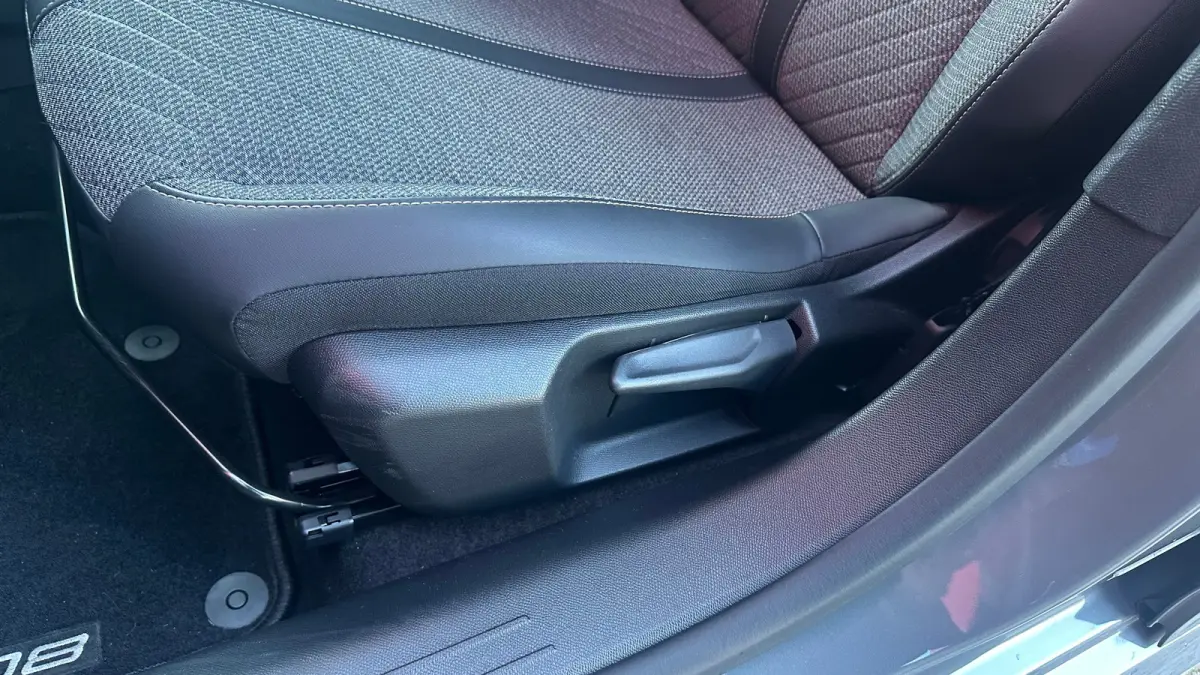 1.2 PureTech 100 Allure | Apple Carplay / Android Auto | Cruise Control | Climate Control | Draadloze Telefoonlader | Achteruitrij Camera