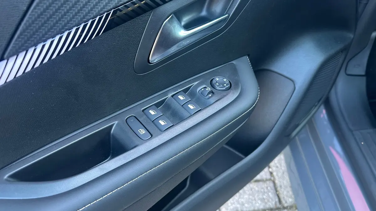 1.2 PureTech 100 Allure | Apple Carplay / Android Auto | Cruise Control | Climate Control | Draadloze Telefoonlader | Achteruitrij Camera