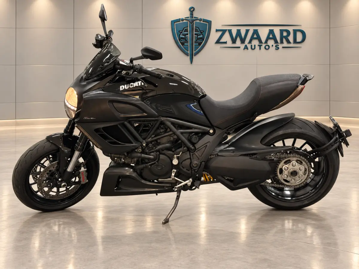 Ducati Diavel Carbon 2012 Benzine Handgeschakeld leasen