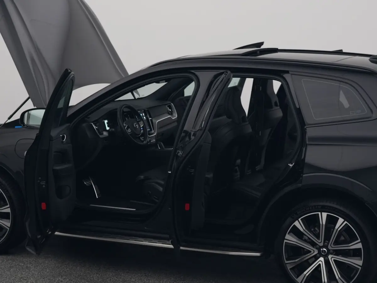 2.0 T6 Plug-in hybrid AWD Plus Dark Long Range | PANO | 360° | ADAPTIVE | H&K | STOELVENT. | STOEL- EN STUURVERW. | TREKHAAK