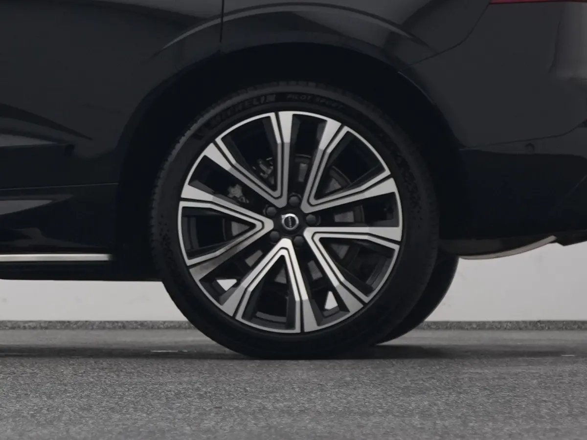 2.0 T6 Plug-in hybrid AWD Plus Dark Long Range | PANO | 360° | ADAPTIVE | H&K | STOELVENT. | STOEL- EN STUURVERW. | TREKHAAK