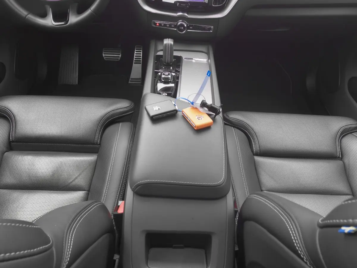 2.0 T6 Plug-in hybrid AWD Plus Dark Long Range | PANO | 360° | ADAPTIVE | H&K | STOELVENT. | STOEL- EN STUURVERW. | TREKHAAK