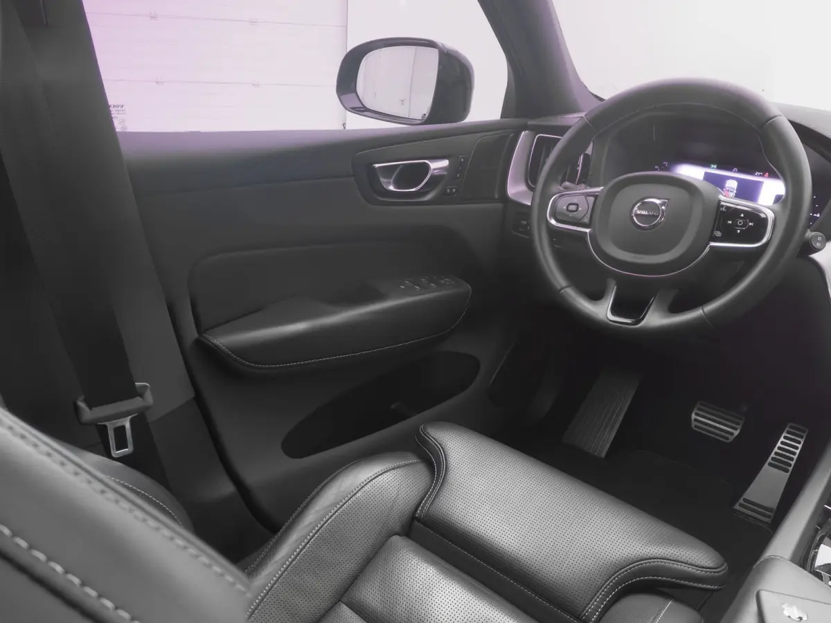 2.0 T6 Plug-in hybrid AWD Plus Dark Long Range | PANO | 360° | ADAPTIVE | H&K | STOELVENT. | STOEL- EN STUURVERW. | TREKHAAK