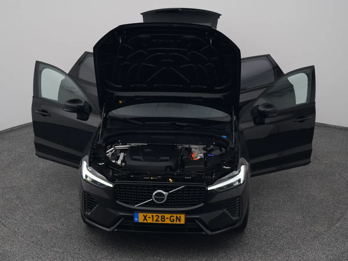 2.0 T6 Plug-in hybrid AWD Plus Dark Long Range | PANO | 360° | ADAPTIVE | H&K | STOELVENT. | STOEL- EN STUURVERW. | TREKHAAK