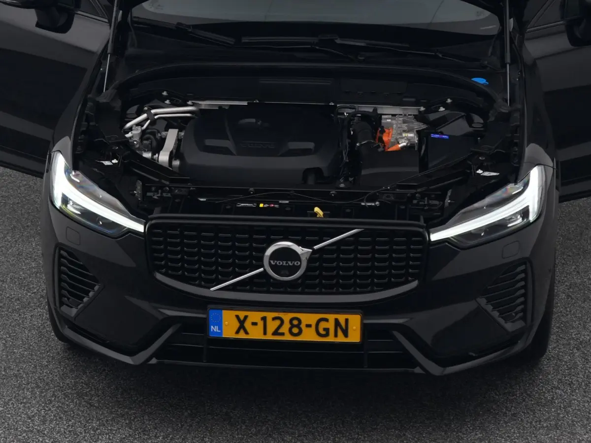 2.0 T6 Plug-in hybrid AWD Plus Dark Long Range | PANO | 360° | ADAPTIVE | H&K | STOELVENT. | STOEL- EN STUURVERW. | TREKHAAK