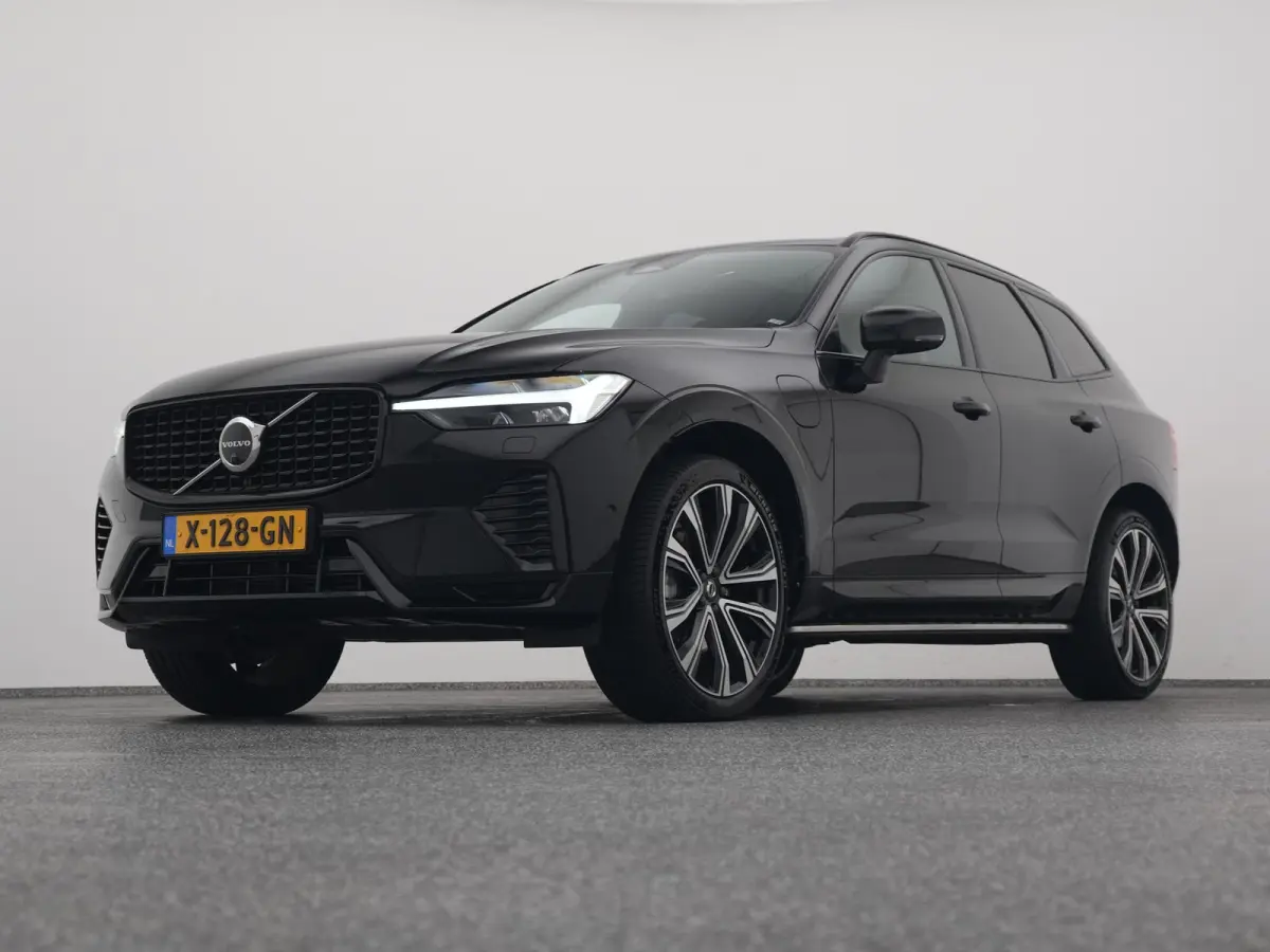 2.0 T6 Plug-in hybrid AWD Plus Dark Long Range | PANO | 360° | ADAPTIVE | H&K | STOELVENT. | STOEL- EN STUURVERW. | TREKHAAK