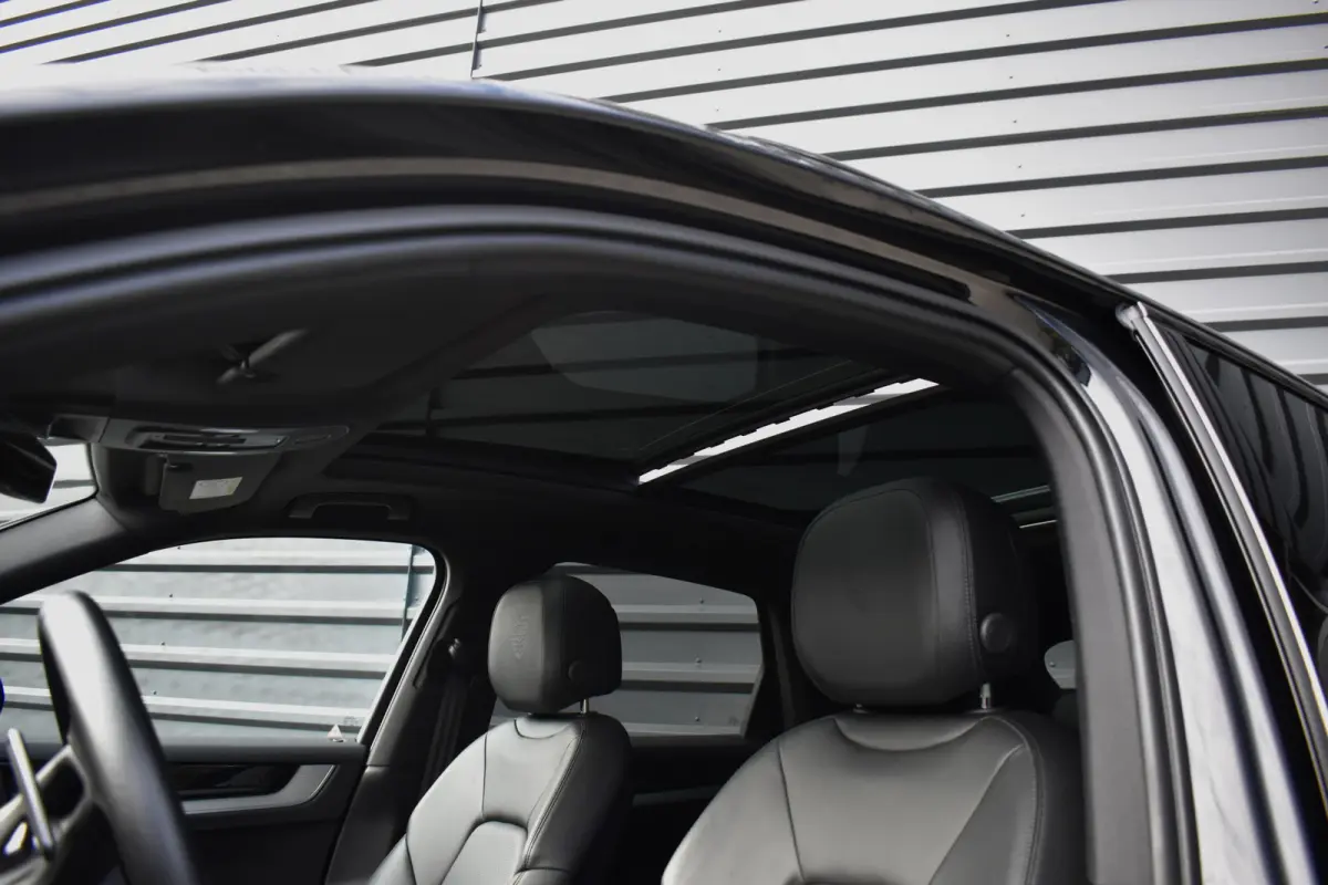 3.0 E-Hybrid SportDesign | Panorama | 22'' Wielen | Trekhaak | Sfeerverlichting | Luchtvering | Orig. NL |