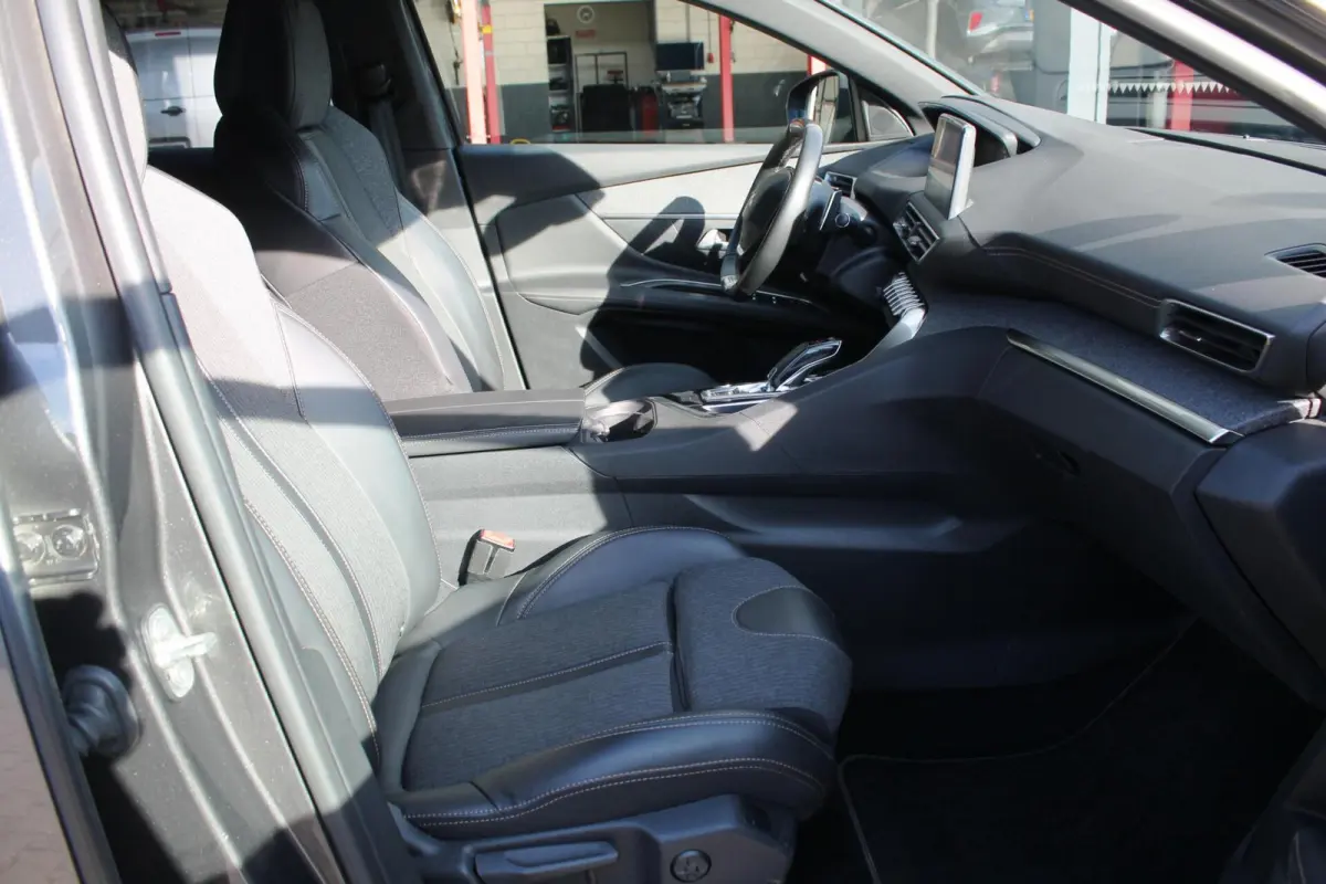 1.2 PureTech GT Line | Automaat | Trekhaak | Camera | Navi | Carplay
