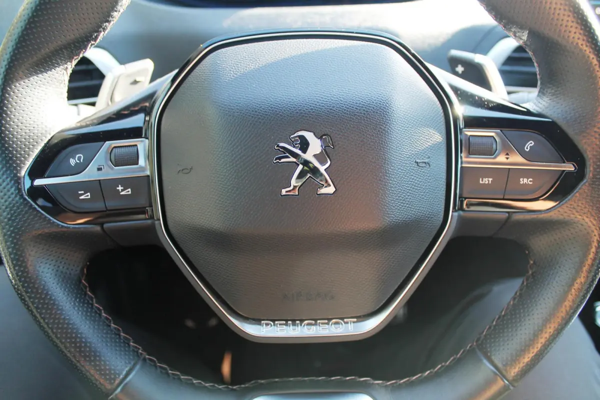 1.2 PureTech GT Line | Automaat | Trekhaak | Camera | Navi | Carplay