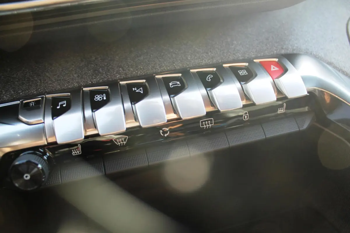 1.2 PureTech GT Line | Automaat | Trekhaak | Camera | Navi | Carplay