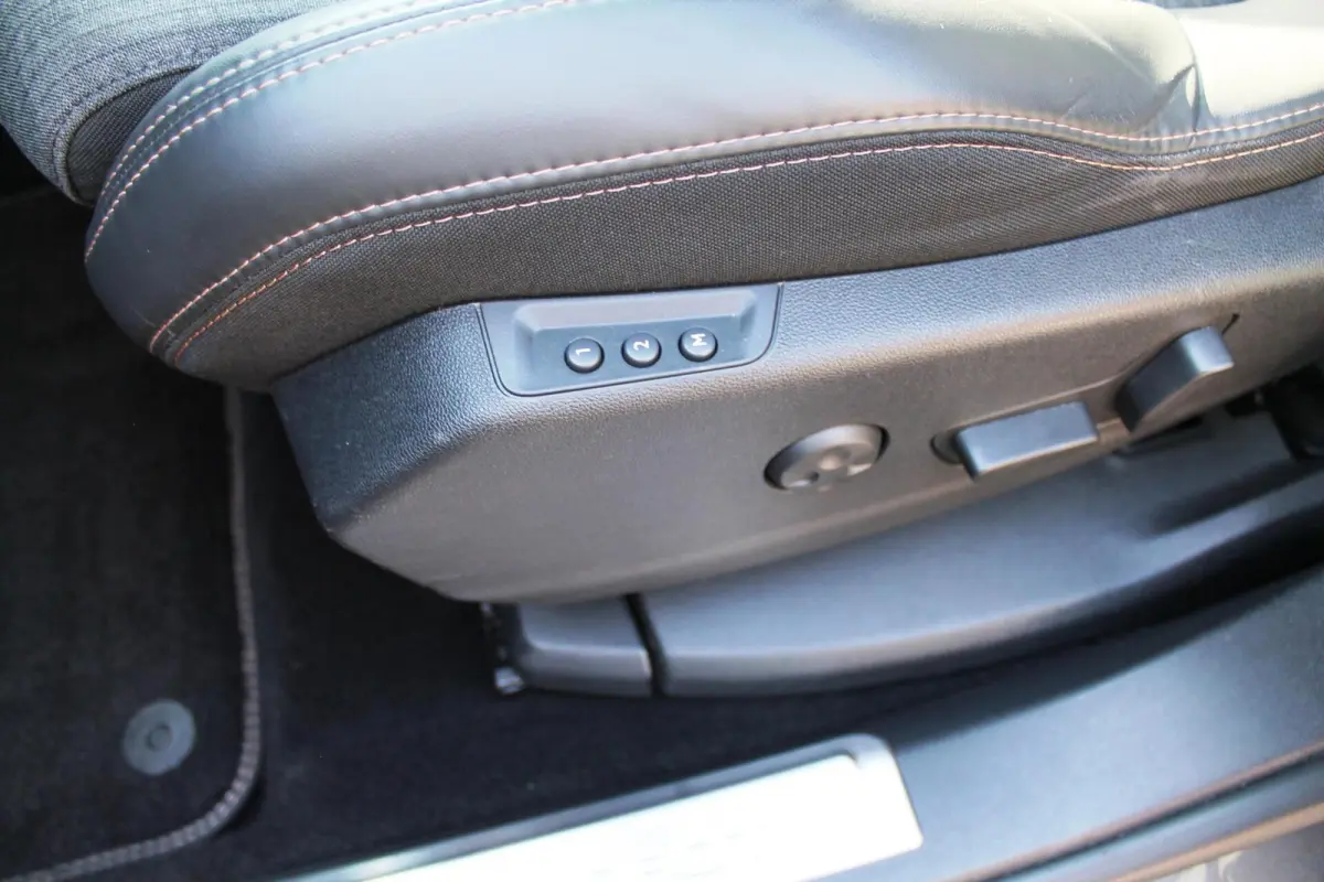 1.2 PureTech GT Line | Automaat | Trekhaak | Camera | Navi | Carplay