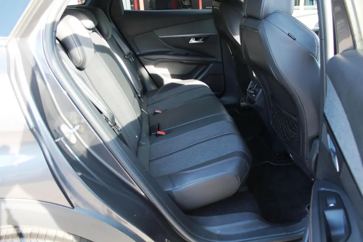 1.2 PureTech GT Line | Automaat | Trekhaak | Camera | Navi | Carplay