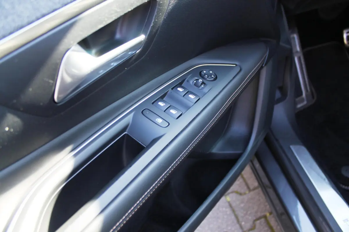 1.2 PureTech GT Line | Automaat | Trekhaak | Camera | Navi | Carplay