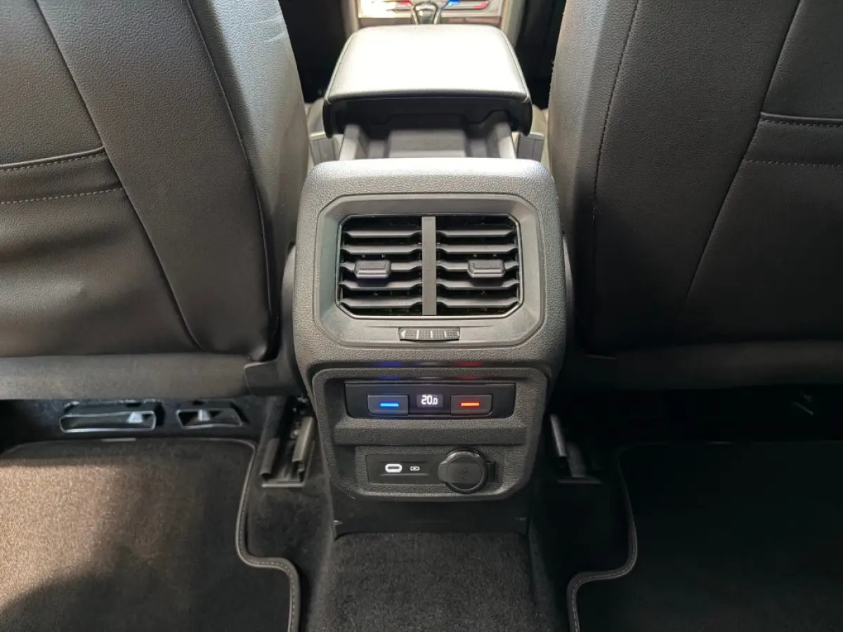 1.5 TSI 2x R-Line Pano ACC IQ.Light V-Cockpit Leder Memory Camera E.klep