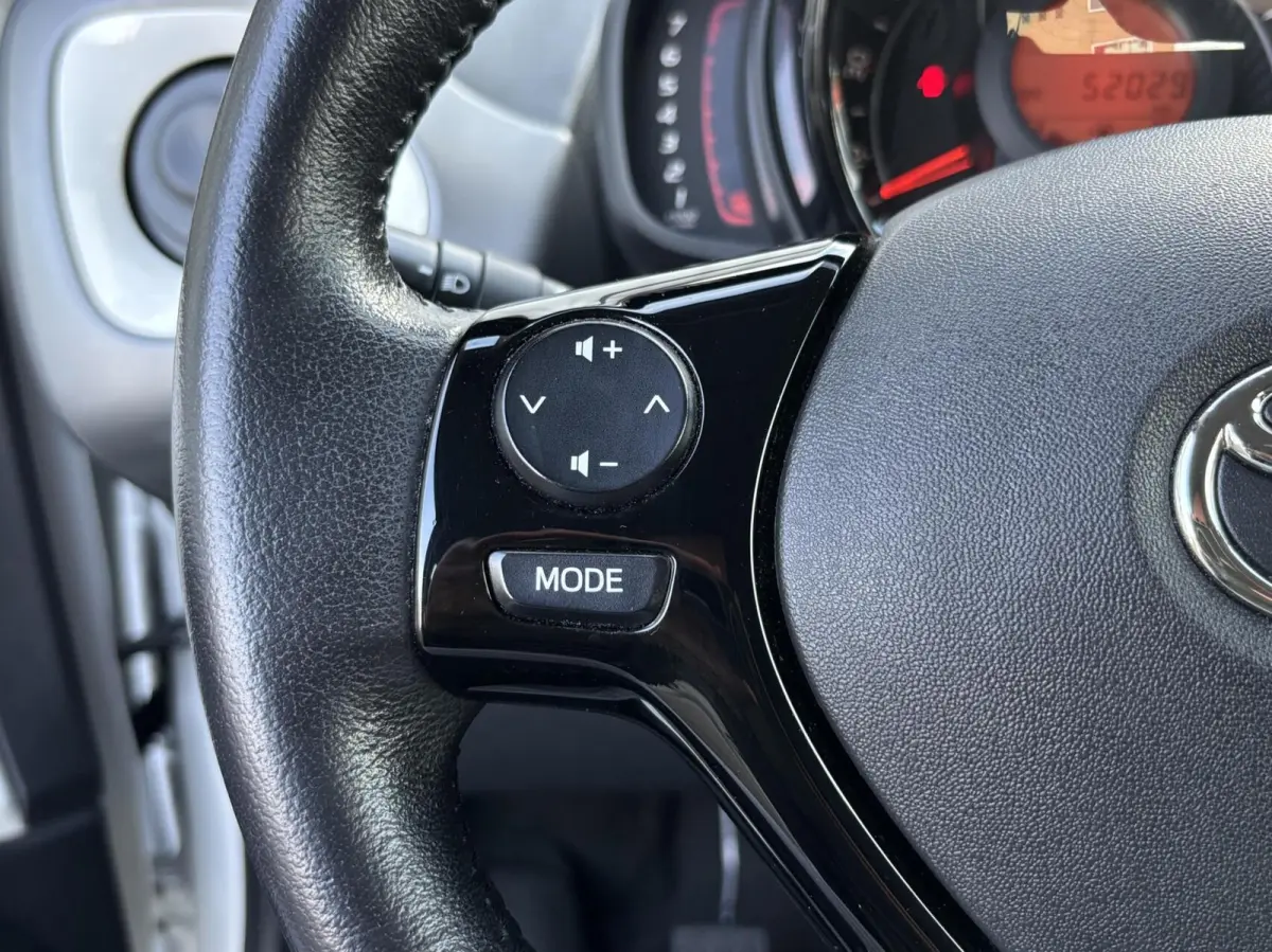 1.0 VVT-i x-cite | Camera | Carplay | 15 inch velgen